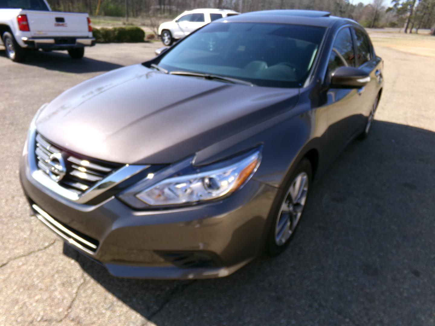 2017 Tobacco Metallic /Black Nissan Altima SL (1N4AL3AP1HC) with an 2.45L engine, automatic transmission, located at 401 First NE, Bearden, AR, 71720, (870) 687-3414, 33.726528, -92.611519 - Photo#0